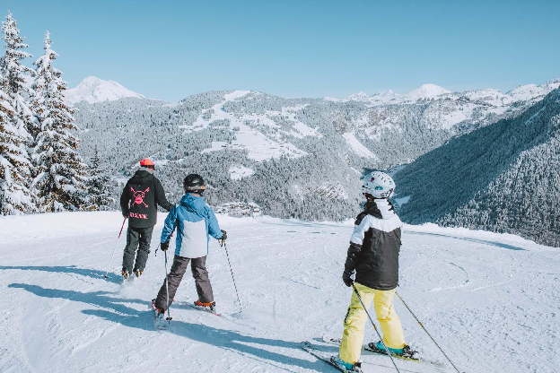 A family skiing together in the Portes du Soleil
